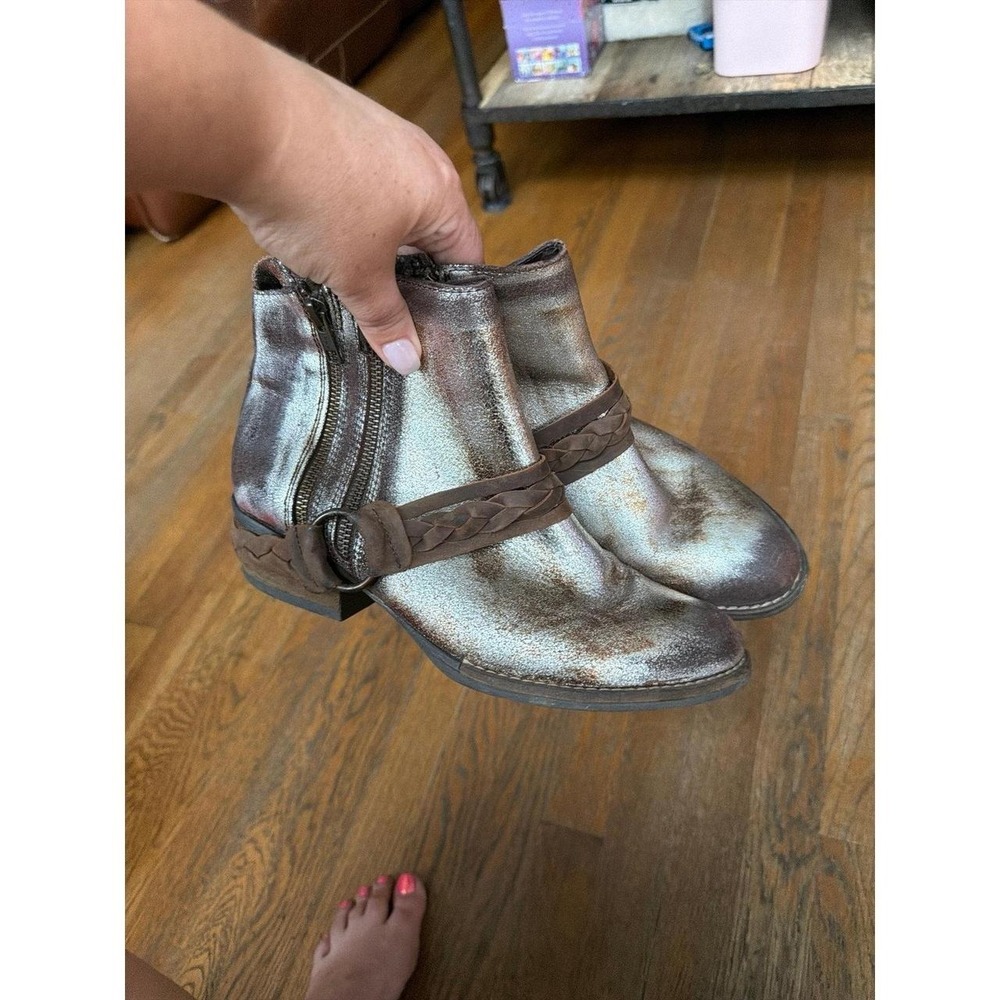 Very Volatile Yokel boots women's 9 metallic silver